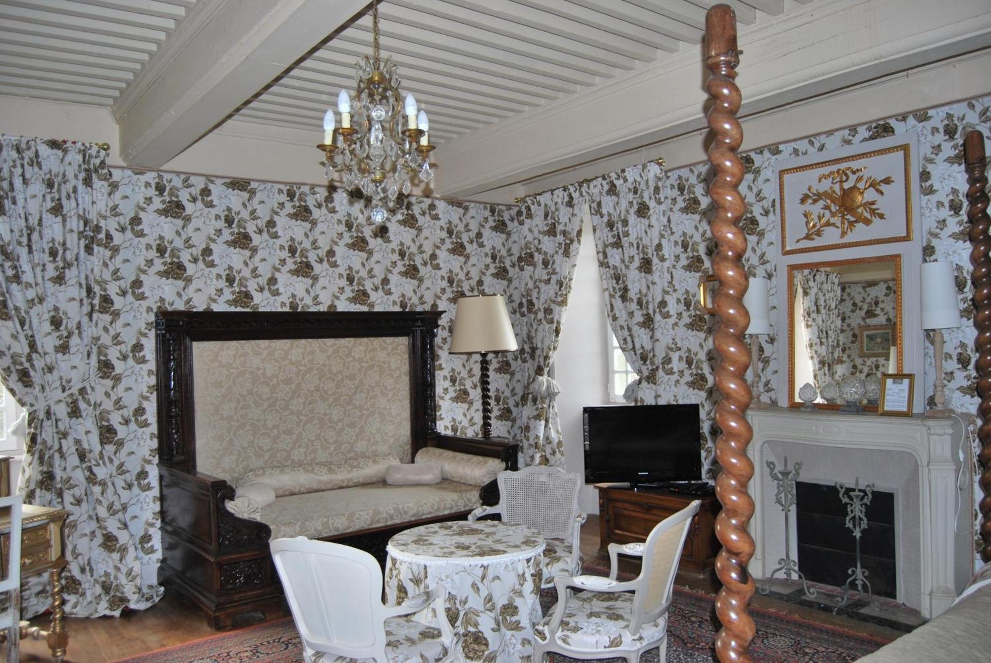 Chateau De Chantelauze Olliergues Rum bild